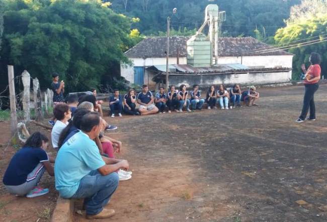 Alunos da Escola Estadual Professora Marieta Castro, em Três Pontas, têm aula sobre a história da primeira fazenda da região, ainda da época da escravidão no Brasil. Foto: Arquivo/Escola Alunos da Escola Estadual Professora Marieta Castro, em Três Pontas, têm aula sobre a história da primeira fazenda da região, ainda da época da escravidão no Brasil. Foto: Arquivo/Escola